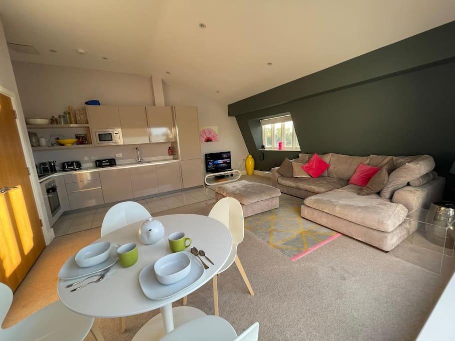 Reed Warbler - Hm111 - Lower Mill Estate Penthouse Apartment With Spa Access Somerford Keynes Bagian luar foto